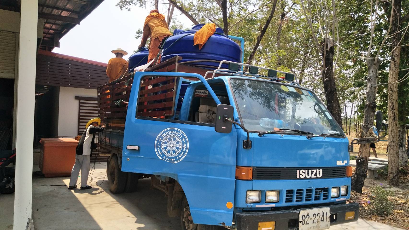 พระโคราช นำรถบรรทุกน้ำแจกจ่ายชาวบ้านสู้ภัยแล้ง วันละ 16,000 ลิตร
