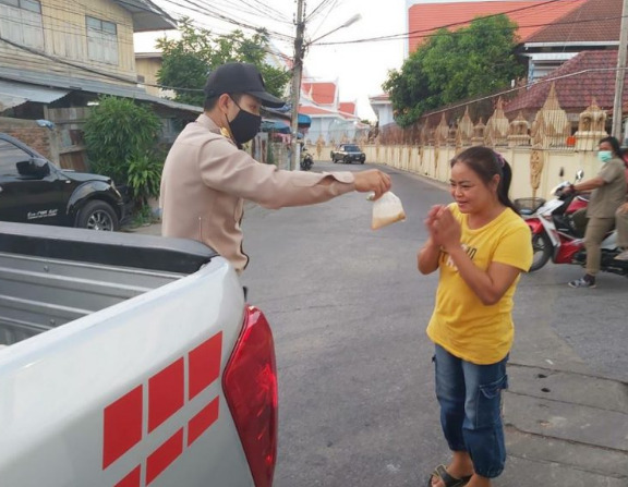 เทศบาลนครปฐม บุกยึดโจ๊กสาวใจบุญ ล่าสุด โพสต์เฟสบุ๊คเอามาแจกชาวบ้าน