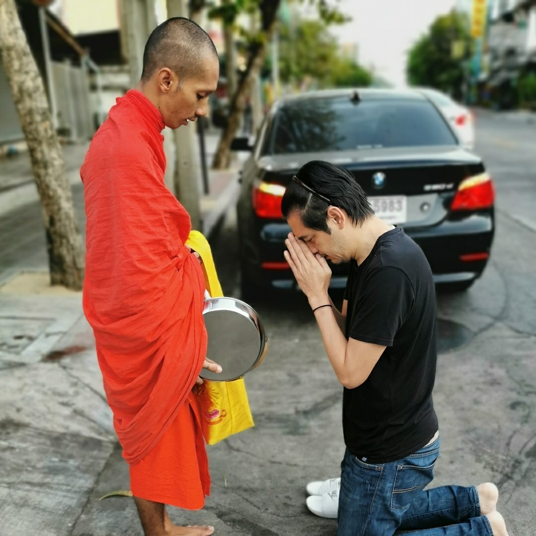 "ศรราม" เปิดครัว ทำข้าวไข่เจียวแจกคนเดือดร้อน บอกเหตุผลทำไมทำแค่ 30 ชุด