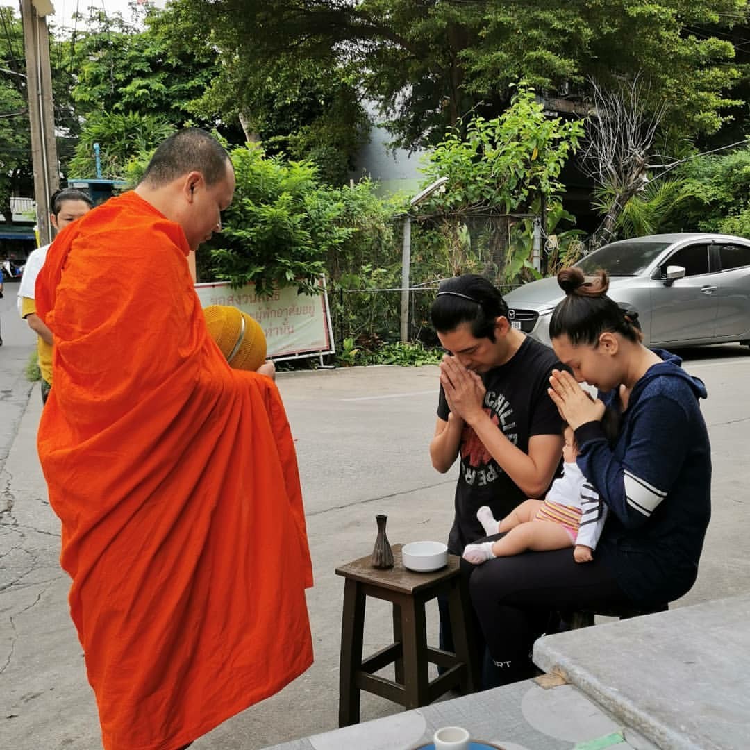 "ศรราม" เปิดครัว ทำข้าวไข่เจียวแจกคนเดือดร้อน บอกเหตุผลทำไมทำแค่ 30 ชุด
