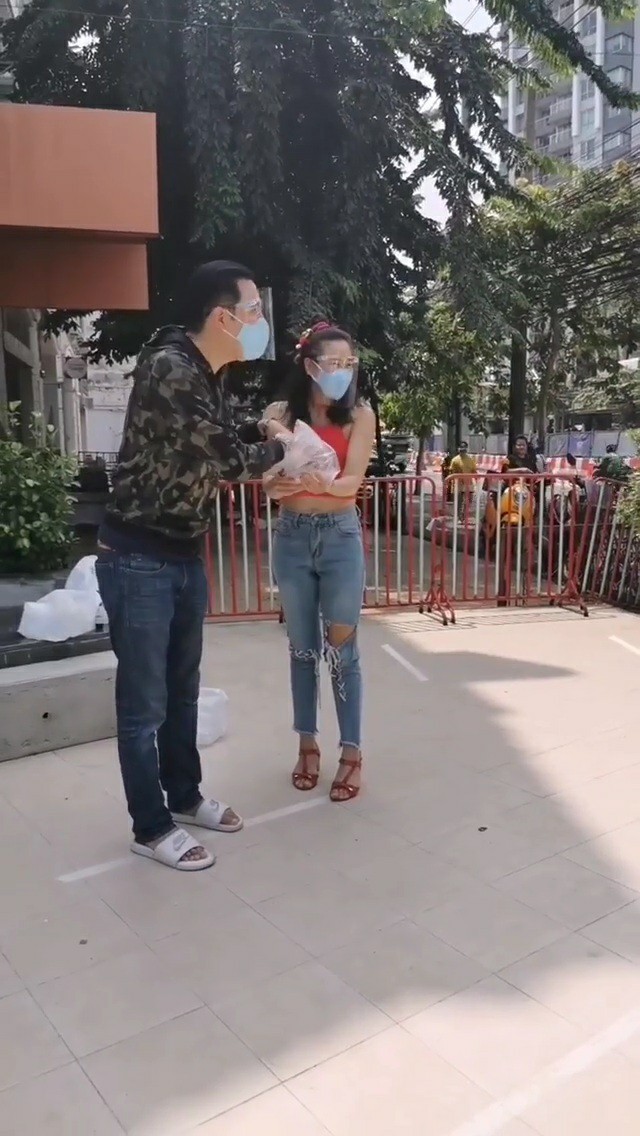 "ศรราม" เปิดครัว ทำข้าวไข่เจียวแจกคนเดือดร้อน บอกเหตุผลทำไมทำแค่ 30 ชุด