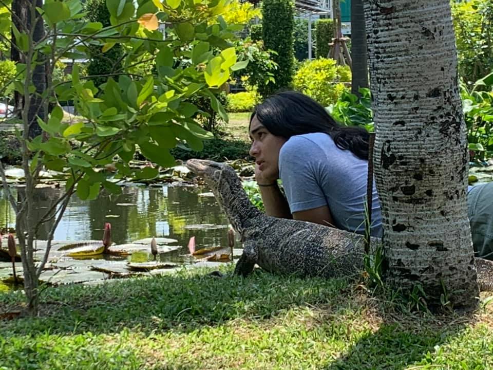 เพื่อนใหม่ของ "แน็ก ชาลี" ภาพน่าเอ็นดูนอนคุยกับ "เจ้าบุญช่วย" ตัวเงินตัวทองอย่างสนิท