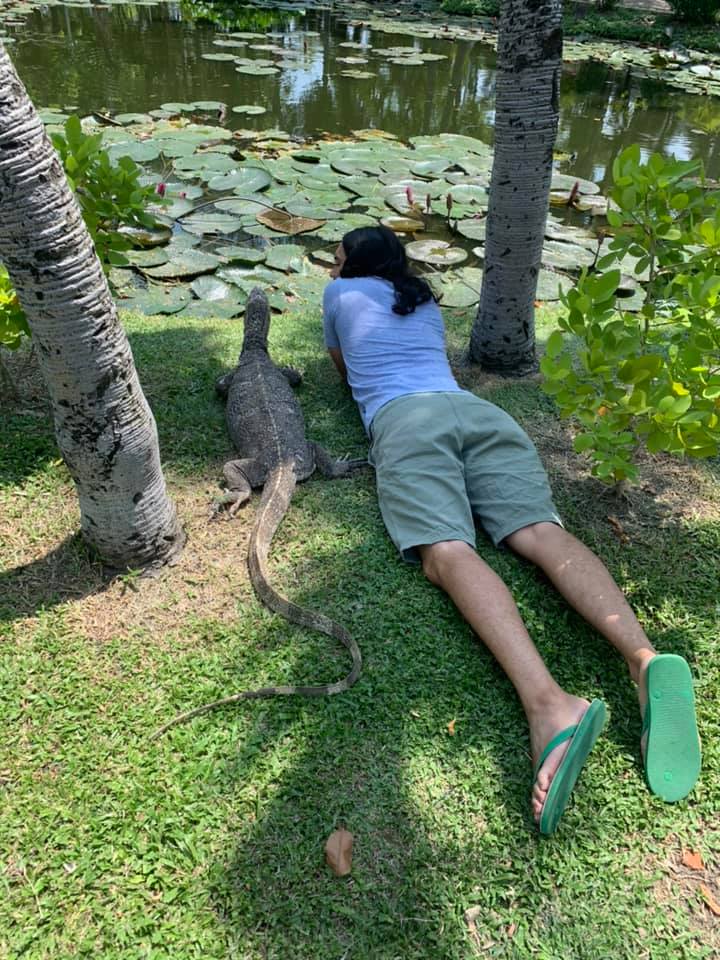 เพื่อนใหม่ของ "แน็ก ชาลี" ภาพน่าเอ็นดูนอนคุยกับ "เจ้าบุญช่วย" ตัวเงินตัวทองอย่างสนิท
