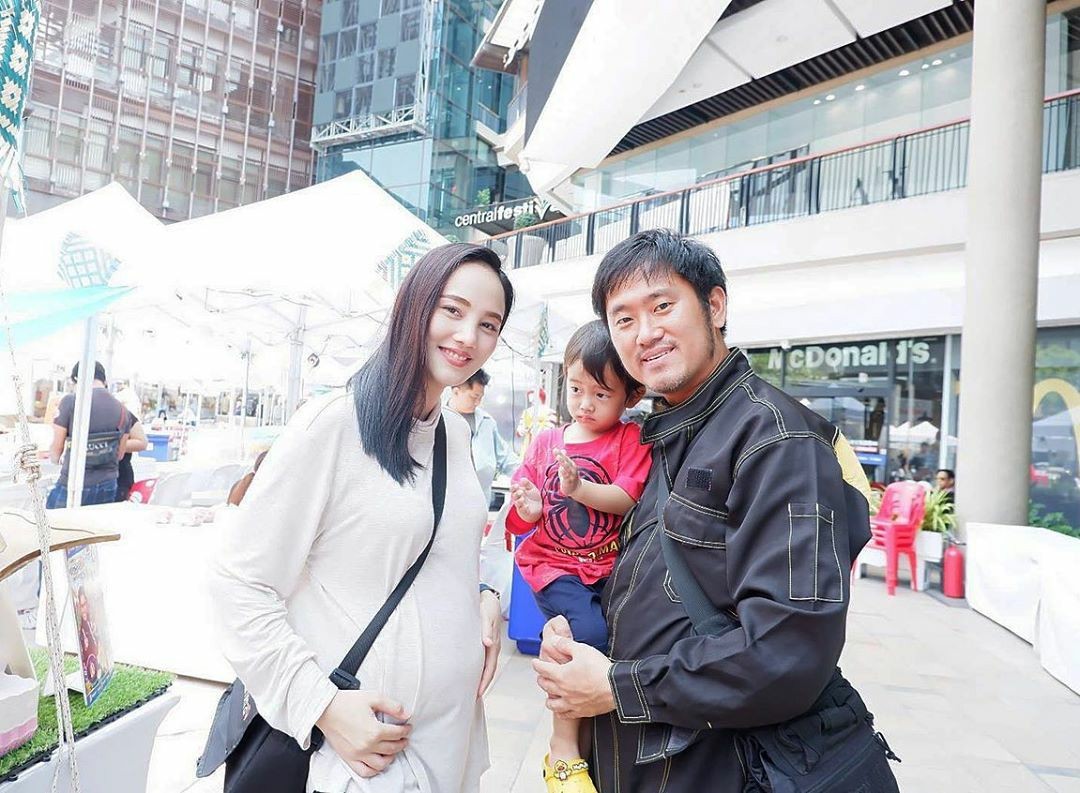 "กุญแจซอล" เผยภาพครอบครัวล่าสุด บอกข่าวดีด้วยตัวเอง กำลังอุ้มท้องลูกคนที่ 2 "กุญแจซอล" เผยภาพครอบครัวล่าสุด บอกข่าวดีด้วยตัวเอง กำลังอุ้มท้องลูกคนที่ 2