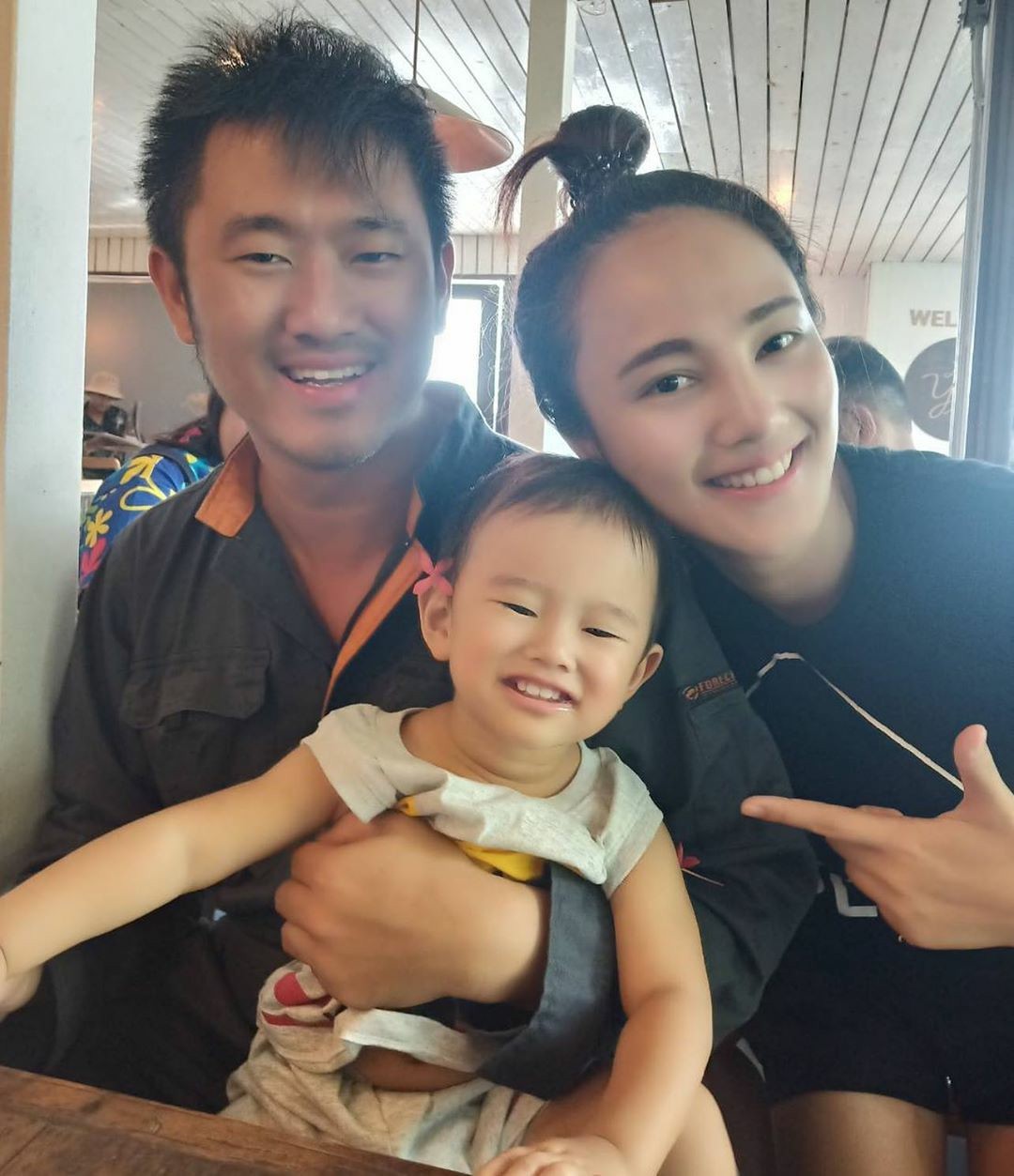 "กุญแจซอล" เผยภาพครอบครัวล่าสุด บอกข่าวดีด้วยตัวเอง กำลังอุ้มท้องลูกคนที่ 2 "กุญแจซอล" เผยภาพครอบครัวล่าสุด บอกข่าวดีด้วยตัวเอง กำลังอุ้มท้องลูกคนที่ 2