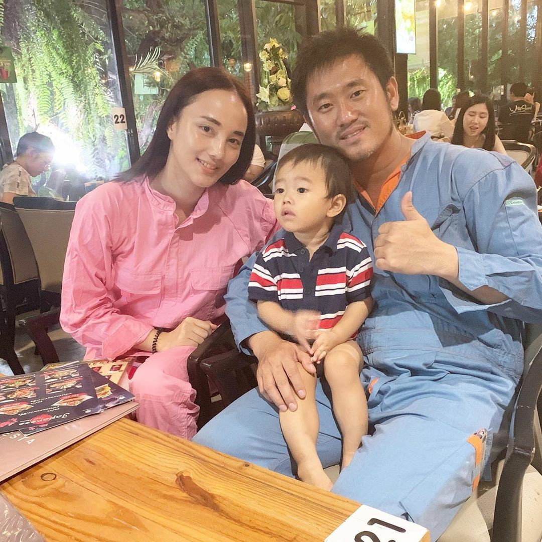 "กุญแจซอล" เผยภาพครอบครัวล่าสุด บอกข่าวดีด้วยตัวเอง กำลังอุ้มท้องลูกคนที่ 2 "กุญแจซอล" เผยภาพครอบครัวล่าสุด บอกข่าวดีด้วยตัวเอง กำลังอุ้มท้องลูกคนที่ 2