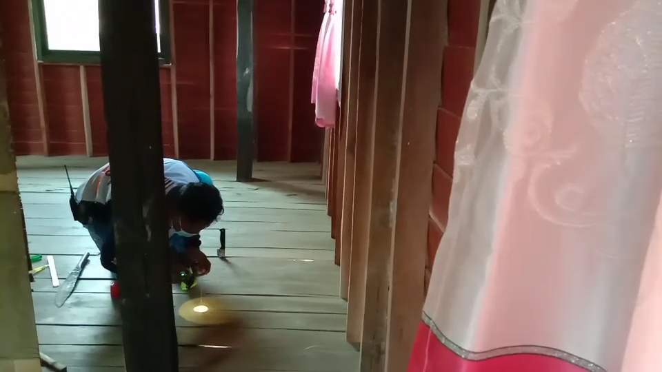 แห่ตีเลขเด็ด งูเขียว 3 ตัว ซุกตัวบนคาน เจ้าของบ้านอายุตรงกับเลขที่บ้านพอดีเป๊ะ แห่ตีเลขเด็ด งูเขียว 3 ตัว ซุกตัวบนคาน เจ้าของบ้านอายุตรงกับเลขที่บ้านพอดีเป๊ะ