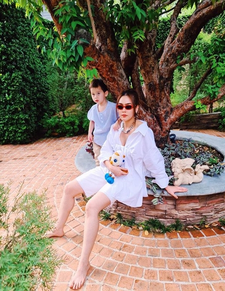 แม่มาเต็ม "ชมพู่ อารยา" กับชุดแซ่บซี้ด ซีทรูเก๋ๆ เข้าครัวทำอาหาร