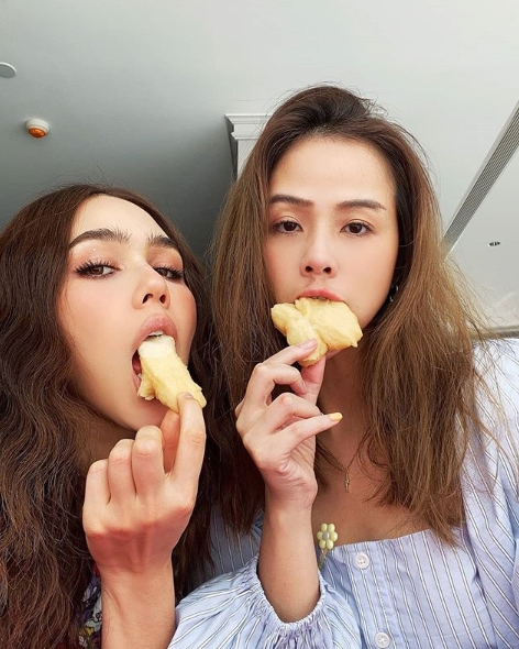 สาวๆ แห่กรี๊ดช่างภาพของ "ชมพู่ อารยา" หล่อระดับพระเอกฝีมือดีไม่แพ้หน้าตา