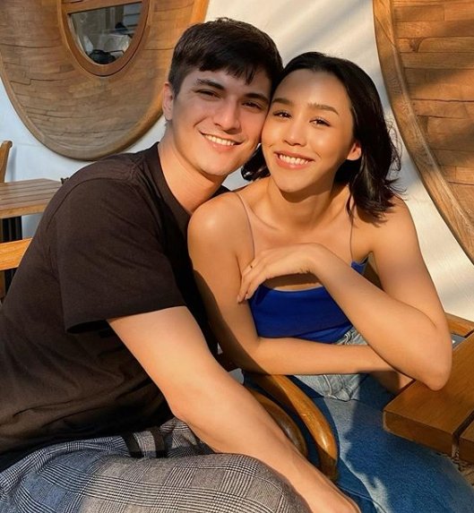 "ชิน ชินวุฒ" จับมือแฟนสาว "ลิลลี่ ภัณฑิลา" เผยเส้นทางความรัก 6 ปีที่มั่นคง