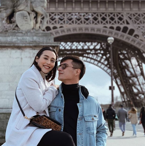 "ชิน ชินวุฒ" จับมือแฟนสาว "ลิลลี่ ภัณฑิลา" เผยเส้นทางความรัก 6 ปีที่มั่นคง
