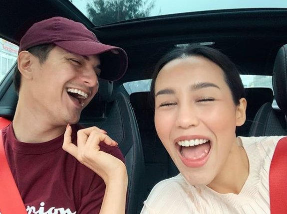 "ชิน ชินวุฒ" จับมือแฟนสาว "ลิลลี่ ภัณฑิลา" เผยเส้นทางความรัก 6 ปีที่มั่นคง