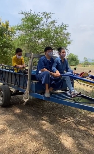 พ่อแม่ลูกช่วยกันปลูกต้นโกโก้