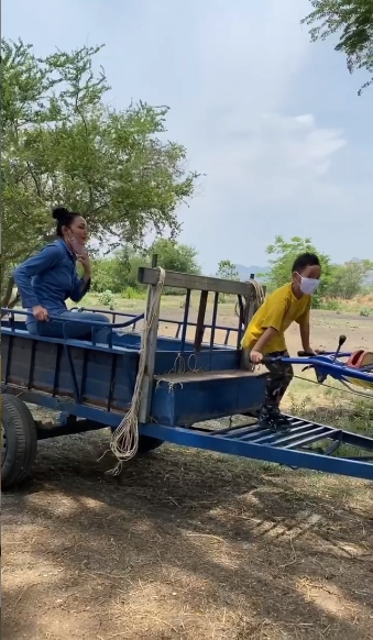 พ่อแม่ลูกช่วยกันปลูกต้นโกโก้