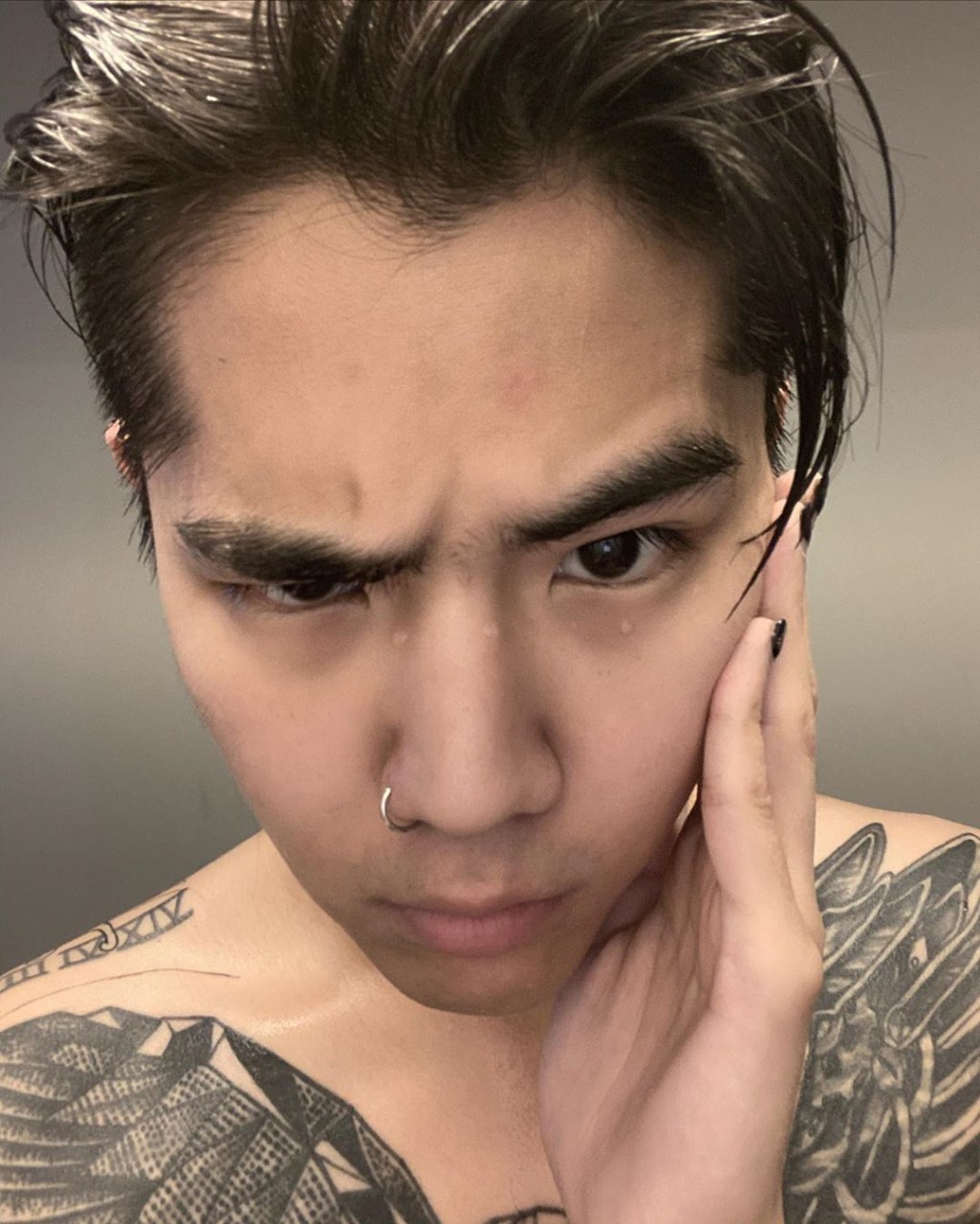 "นิก คุณาธิป" ถามหามารยาท? โพสต์ภาพจูบ แต่ชาวเน็ตด่าแรง "ทำไมมึ- เป็นคนแบบนี้"