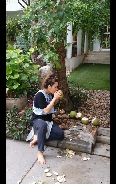 "ปาล์มมี่" สอยมะพร้าวที่บ้านกิน ก่อนโดนกระรอกแทะ "แบ่งบ้างนะรอก"