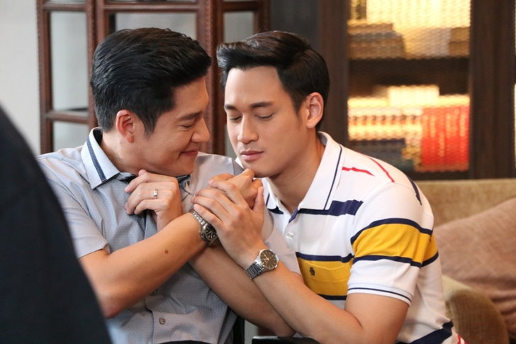 "ตะวันอาบดาว" หักมุมพีค! "พล-เอิร์ธ" ฉากเปิดตัวคู่รักลับๆ ทำสนั่นโซเชียล "ตะวันอาบดาว" หักมุมพีค! "พล-เอิร์ธ" ฉากเปิดตัวคู่รักลับๆ ทำสนั่นโซเชียล
