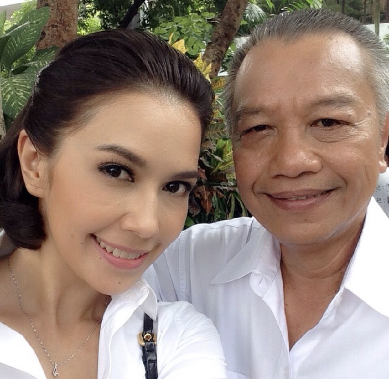 ภาพอบอุ่นใจ "พ่อรอง" กุมมือ "แม่ทุม" ในวันครอบรอบแต่งงาน 52 