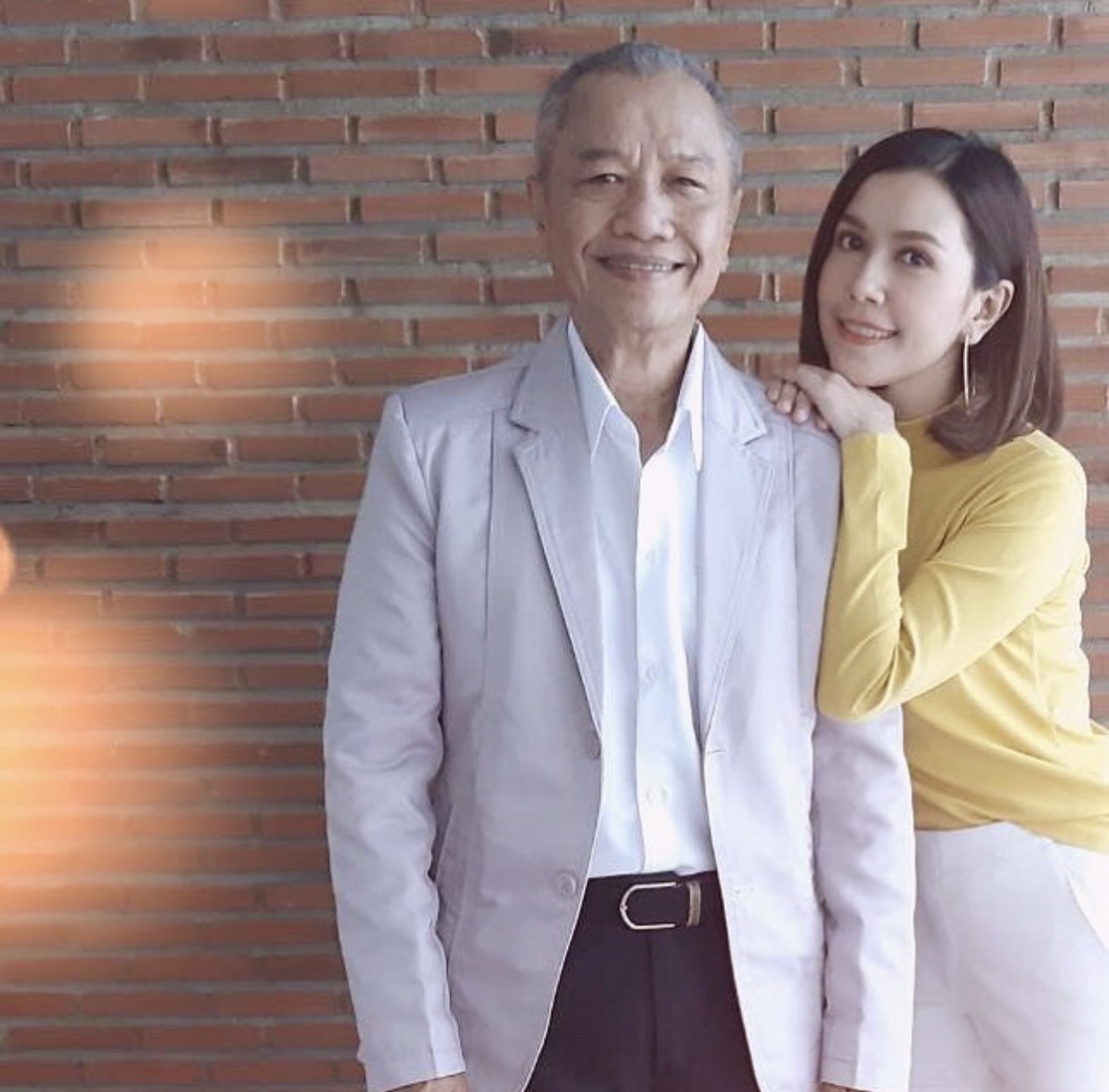 ภาพอบอุ่นใจ "พ่อรอง" กุมมือ "แม่ทุม" ในวันครอบรอบแต่งงาน 52 