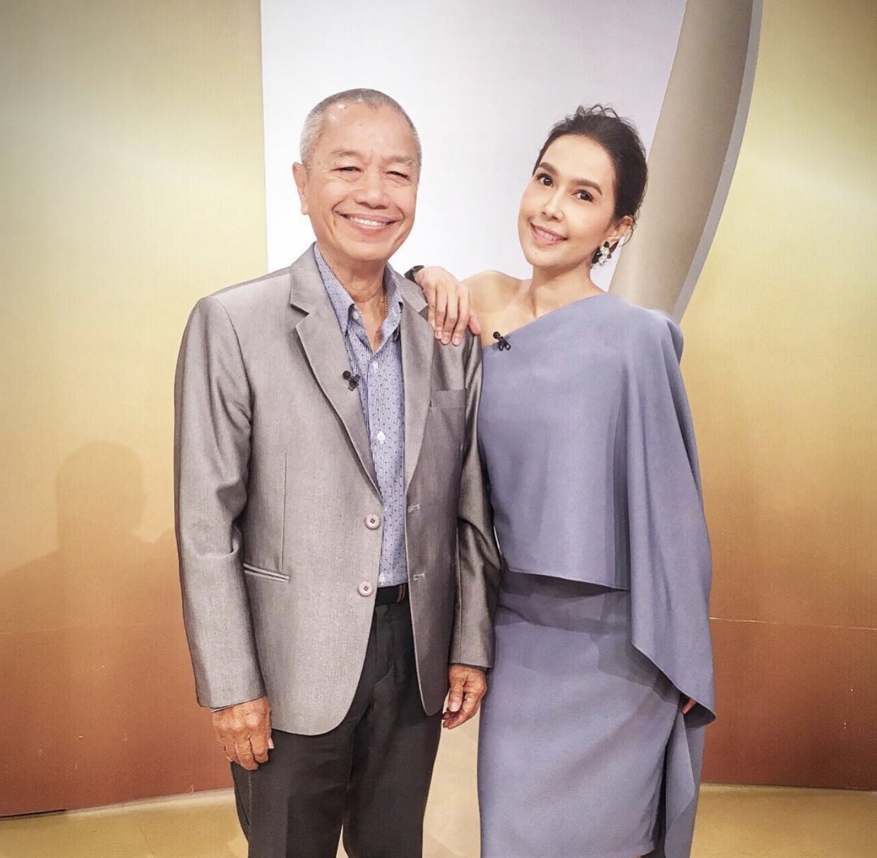 ภาพอบอุ่นใจ "พ่อรอง" กุมมือ "แม่ทุม" ในวันครอบรอบแต่งงาน 52 