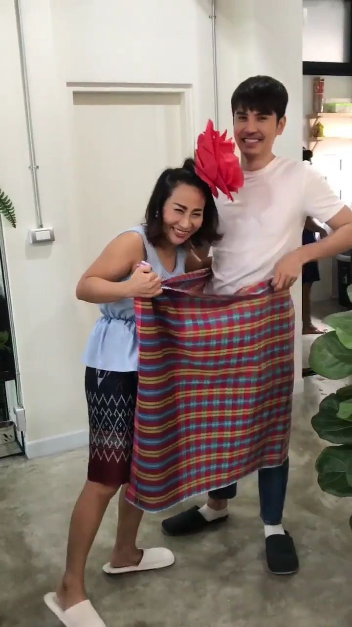 มาเป็นคลิป "ลาล่า" ช่วย "เล็ก เจษฎา" นุ่งผ้า แคปชั่นชวนเอ๊ะ...ก็ไม่เล็กนะ มาเป็นคลิป "ลาล่า" ช่วย "เล็ก เจษฎา" นุ่งผ้า แคปชั่นชวนเอ๊ะ...ก็ไม่เล็กนะ