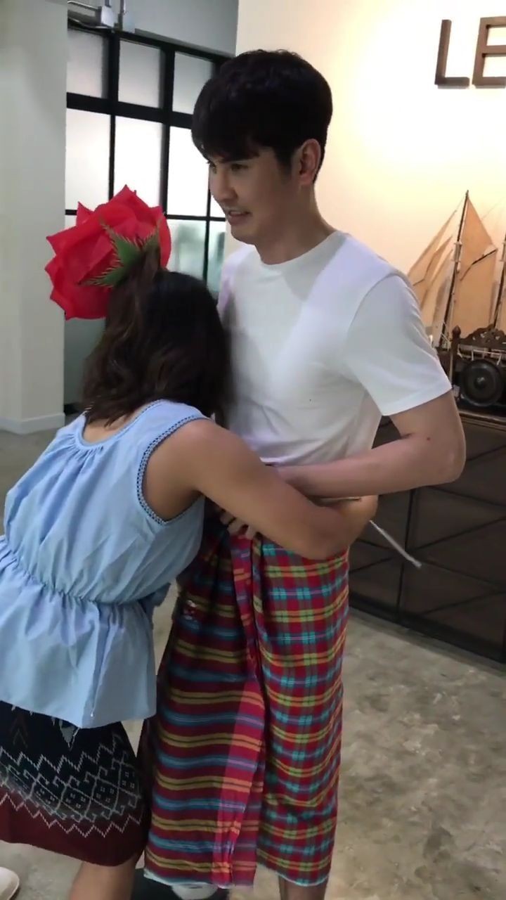มาเป็นคลิป "ลาล่า" ช่วย "เล็ก เจษฎา" นุ่งผ้า แคปชั่นชวนเอ๊ะ...ก็ไม่เล็กนะ มาเป็นคลิป "ลาล่า" ช่วย "เล็ก เจษฎา" นุ่งผ้า แคปชั่นชวนเอ๊ะ...ก็ไม่เล็กนะ