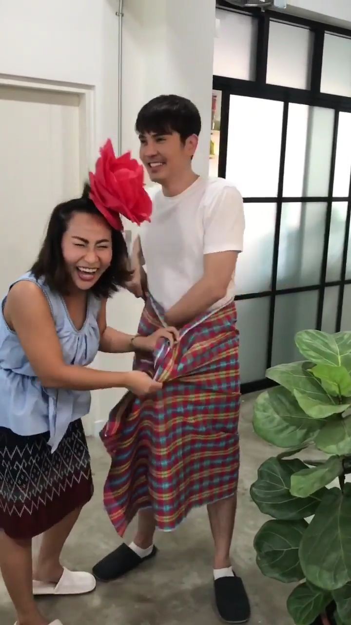 มาเป็นคลิป "ลาล่า" ช่วย "เล็ก เจษฎา" นุ่งผ้า แคปชั่นชวนเอ๊ะ...ก็ไม่เล็กนะ มาเป็นคลิป "ลาล่า" ช่วย "เล็ก เจษฎา" นุ่งผ้า แคปชั่นชวนเอ๊ะ...ก็ไม่เล็กนะ