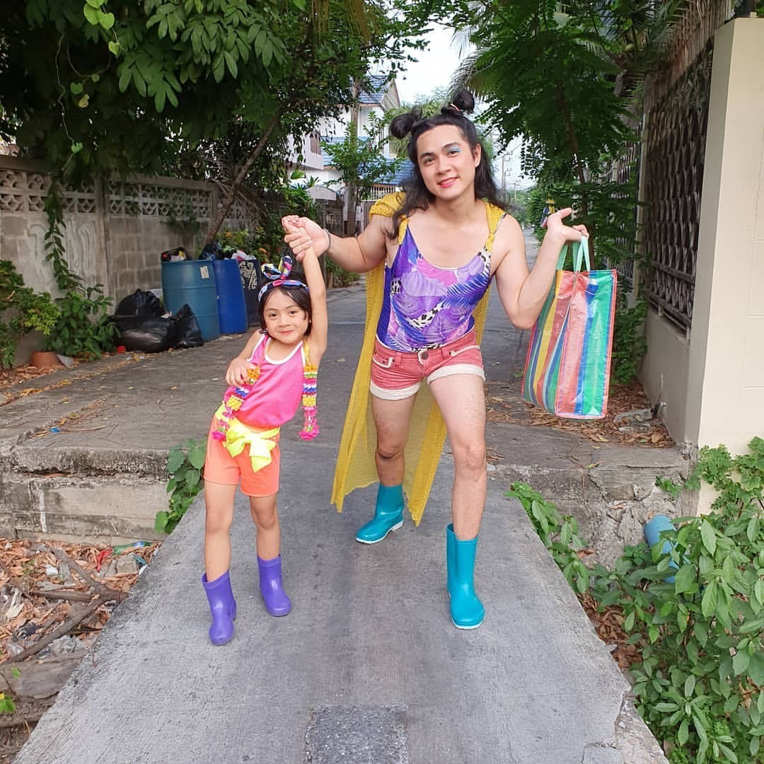 "แน็ก ชาลี" รีวิวแดดเมืองไทย ร้อนจนเท้าเปลี่ยนสี ช่วงนี้หันมารับจ็อบโบกรถขน หิน-ดิน-ปูน