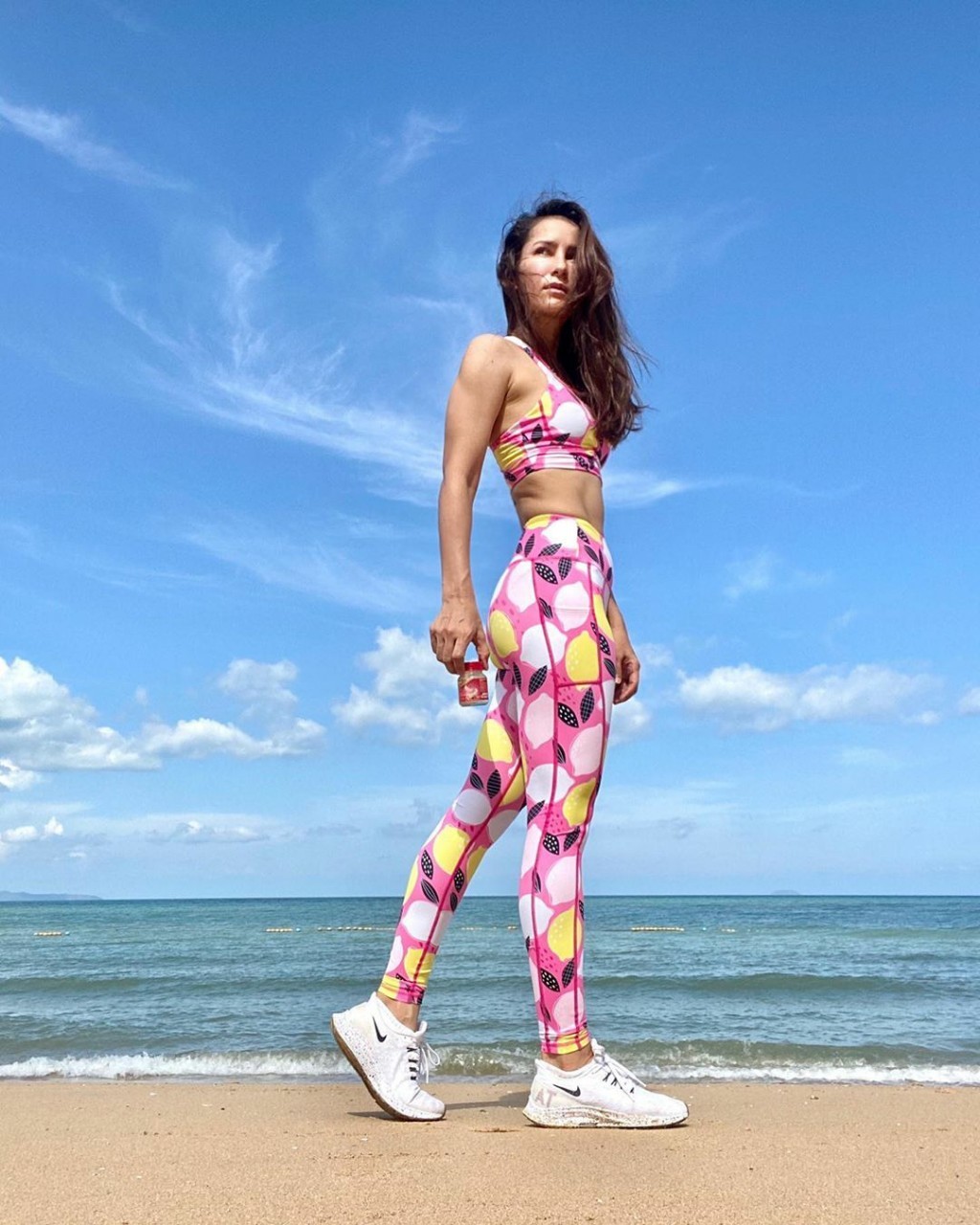 "แอน-เชอรี่" เดินคู่กันออกจากตึก ออร่าความสวยฟุ้งกระจาย แต่ตอนจบหักมุมมาก