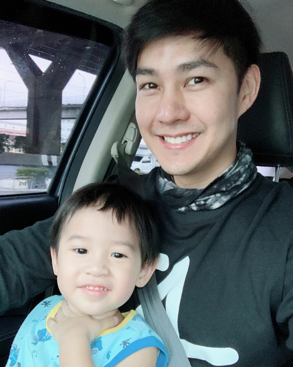 "แอมป์ พีรวัศ" ไม่อายทำกิน ส่งอาหารจนแฟนๆ จำได้ ถูกถามทำไมมาขับแกร็บ "แอมป์ พีรวัศ" ไม่อายทำกิน ส่งอาหารจนแฟนๆ จำได้ ถูกถามทำไมมาขับแกร็บ