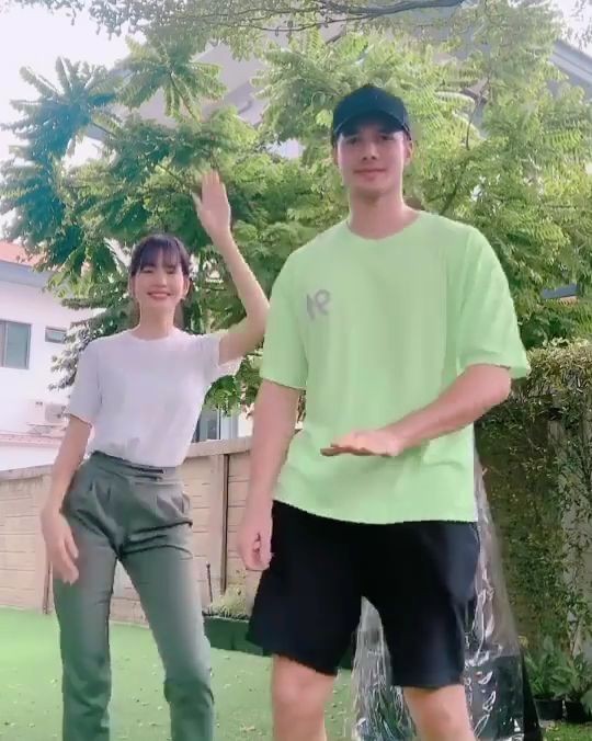 "โบว์ เมลดา" ชวน "มิกค์ ทองระย้า" เต้นท่าโยกเอว อุ๊ย! มีคนเก็บอาการเขินไม่อยู่