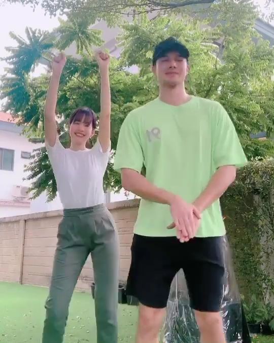 "โบว์ เมลดา" ชวน "มิกค์ ทองระย้า" เต้นท่าโยกเอว อุ๊ย! มีคนเก็บอาการเขินไม่อยู่