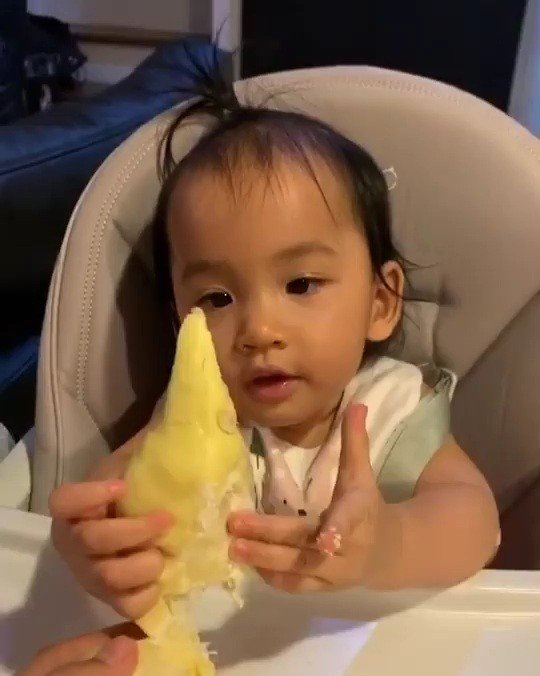 "น้องเมดา" กินทุเรียนครั้งแรก เคี้ยวแก้มตุ่ย ไม่พูดไม่จาเลย