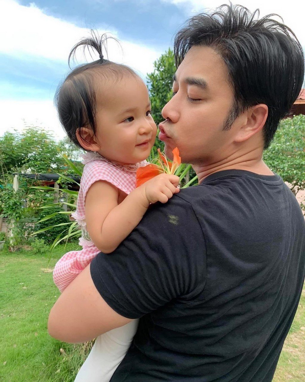 "น้องเมดา" กินทุเรียนครั้งแรก เคี้ยวแก้มตุ่ย ไม่พูดไม่จาเลย